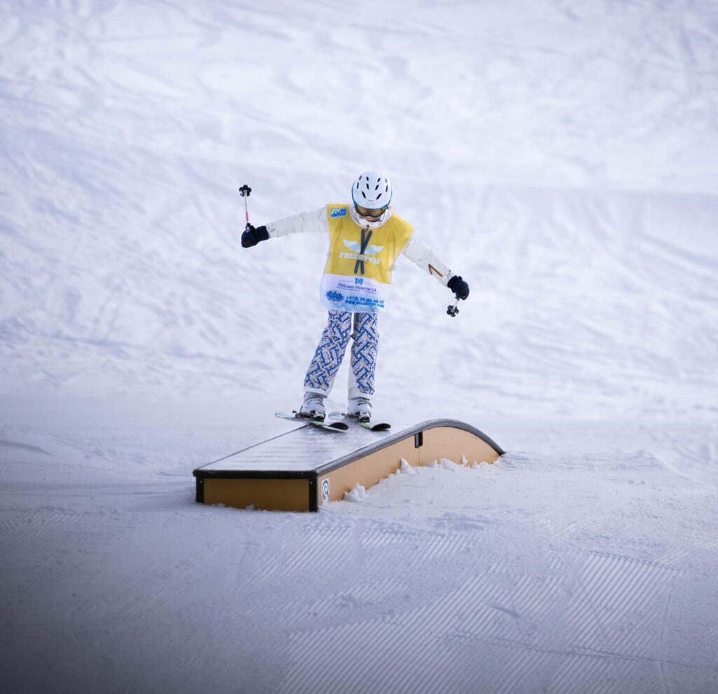 un élève de la Villars Ski School freestyle club qui fait un slide sur une boxe au snowpark
