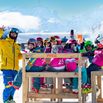 Notre moniteurs avec ses élèves qui boivent un sirop. ils s'éclatent