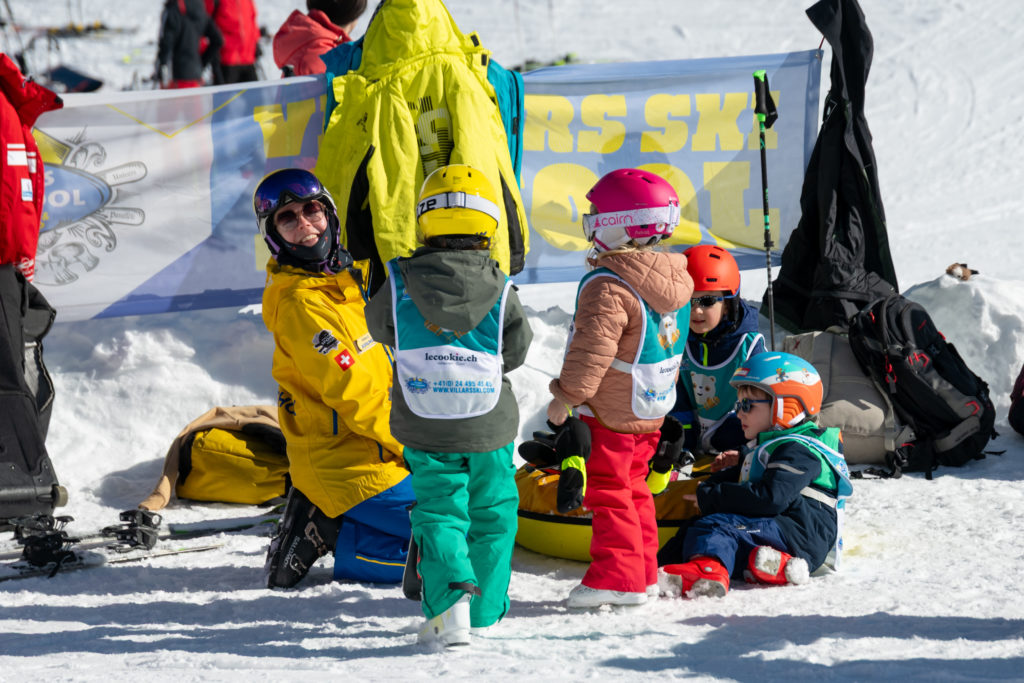 Enfants en cours collectif de ski avec Villars Ski School à Villars