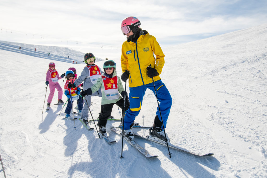 Enfants en cours collectif de ski avec Villars Ski School à Villars