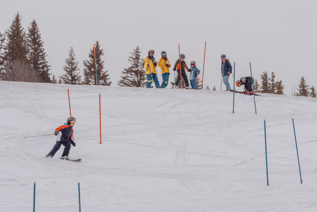 Jeunes skieurs du Winter Club découvrant différentes disciplines avec Villars Ski School